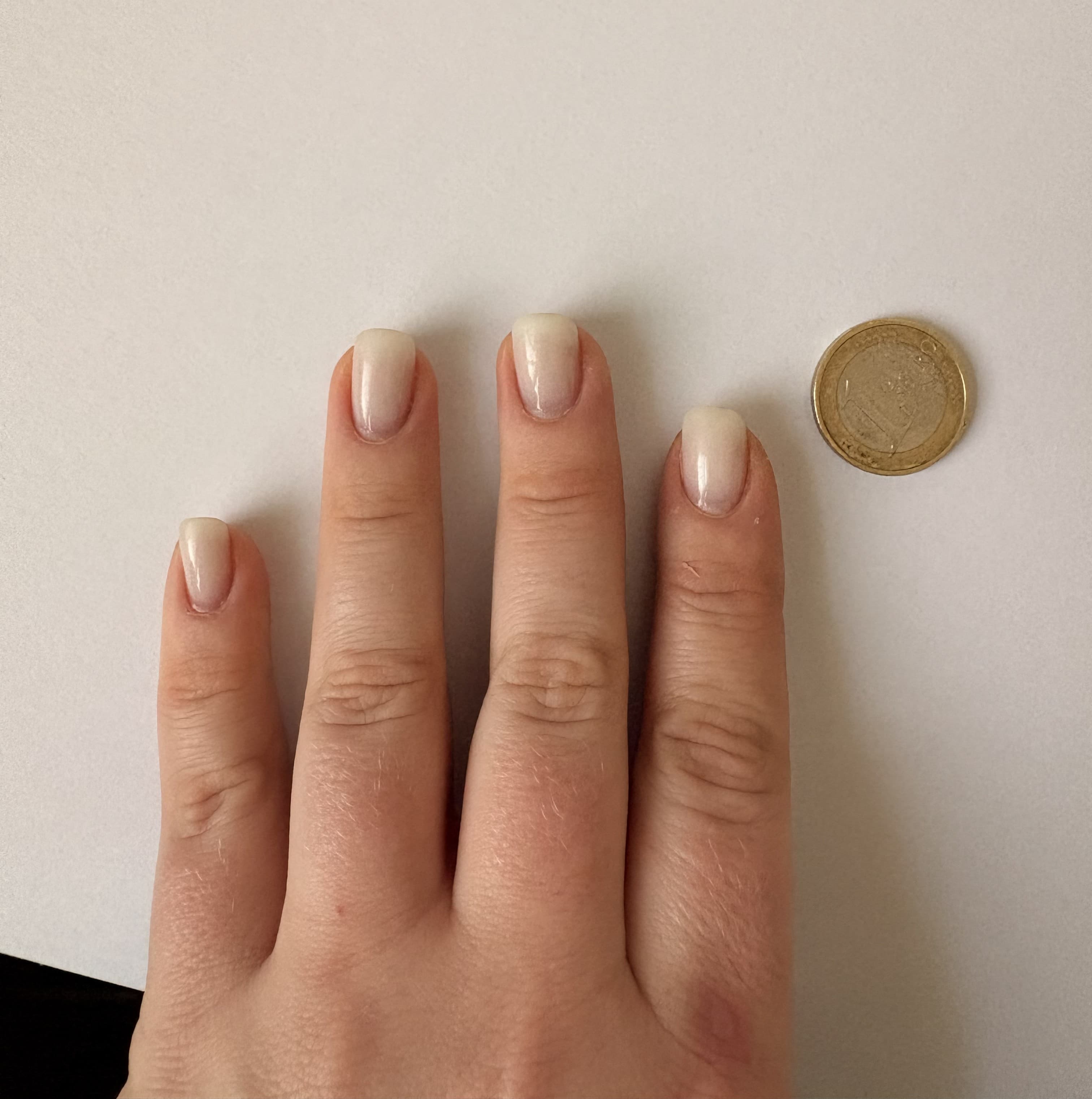 Beispielfoto 4 Finger mit Münze