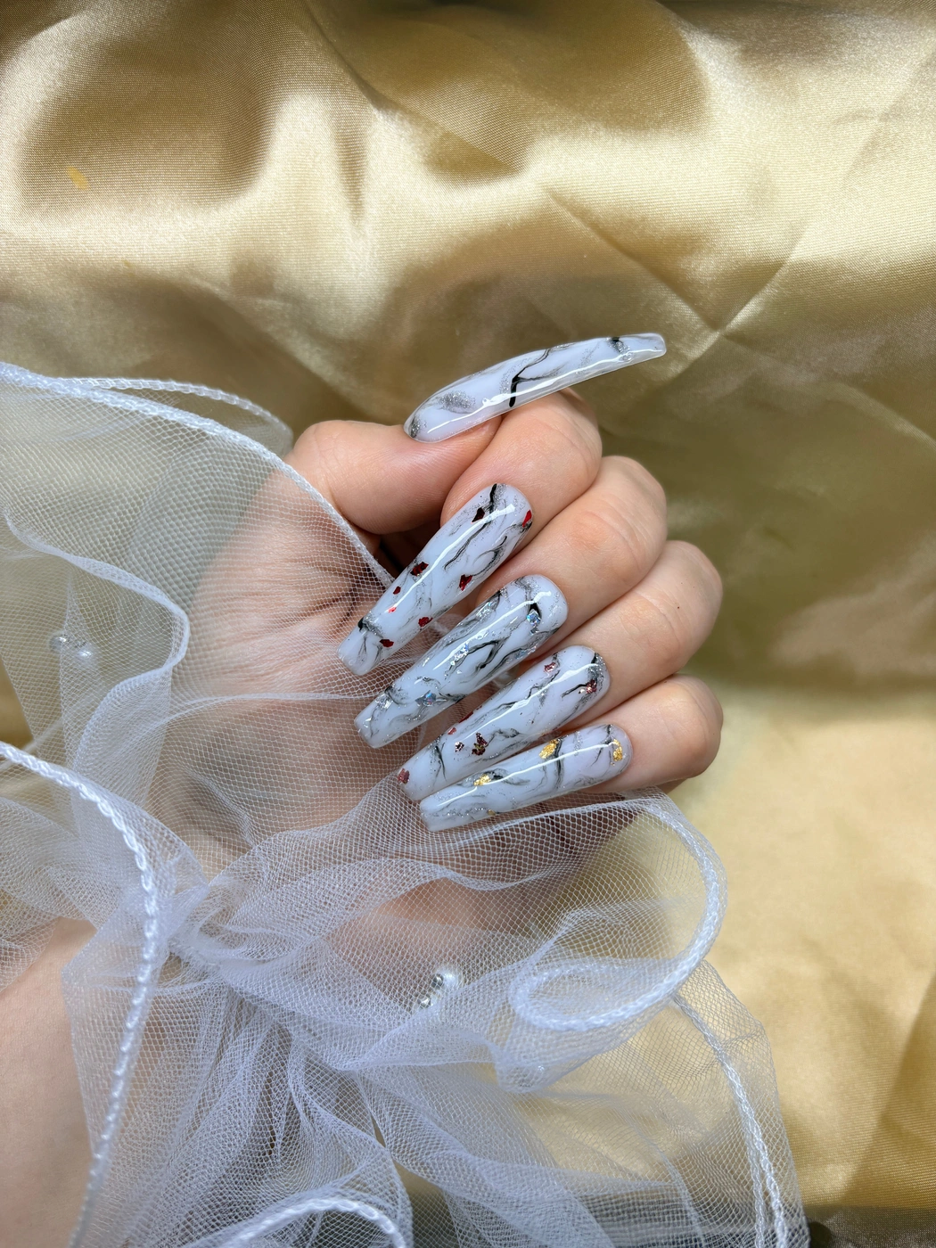 Marmor Press-On Nails mit Flakes